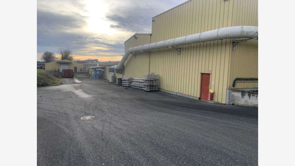 AV  bâtiment 6750m² sur 3ha à Saint-Trivier