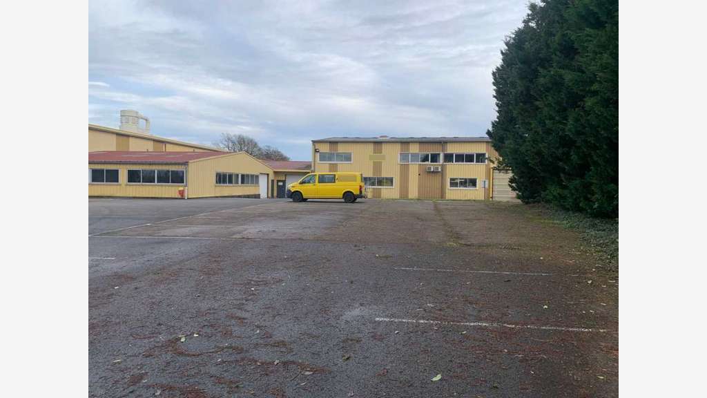 AV  bâtiment 6750m² sur 3ha à Saint-Trivier
