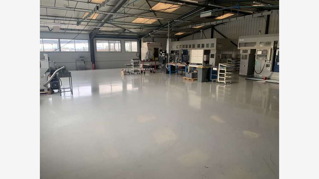 AV  bâtiment 6750m² sur 3ha à Saint-Trivier