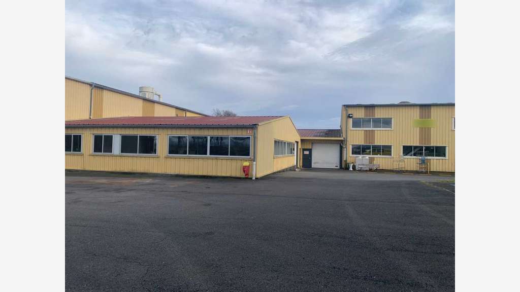 AV  bâtiment 6750m² sur 3ha à Saint-Trivier