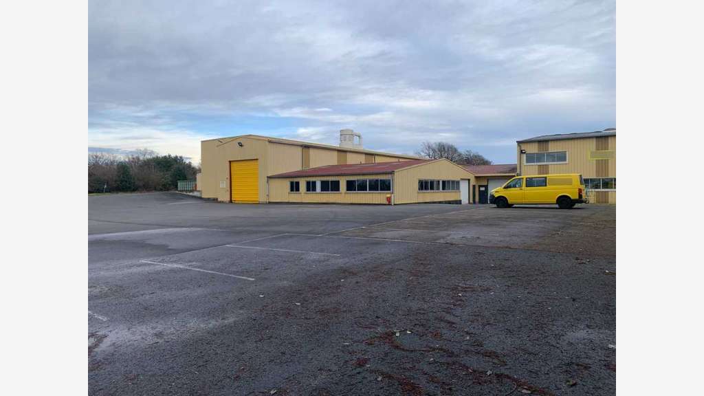 AV  bâtiment 6750m² sur 3ha à Saint-Trivier