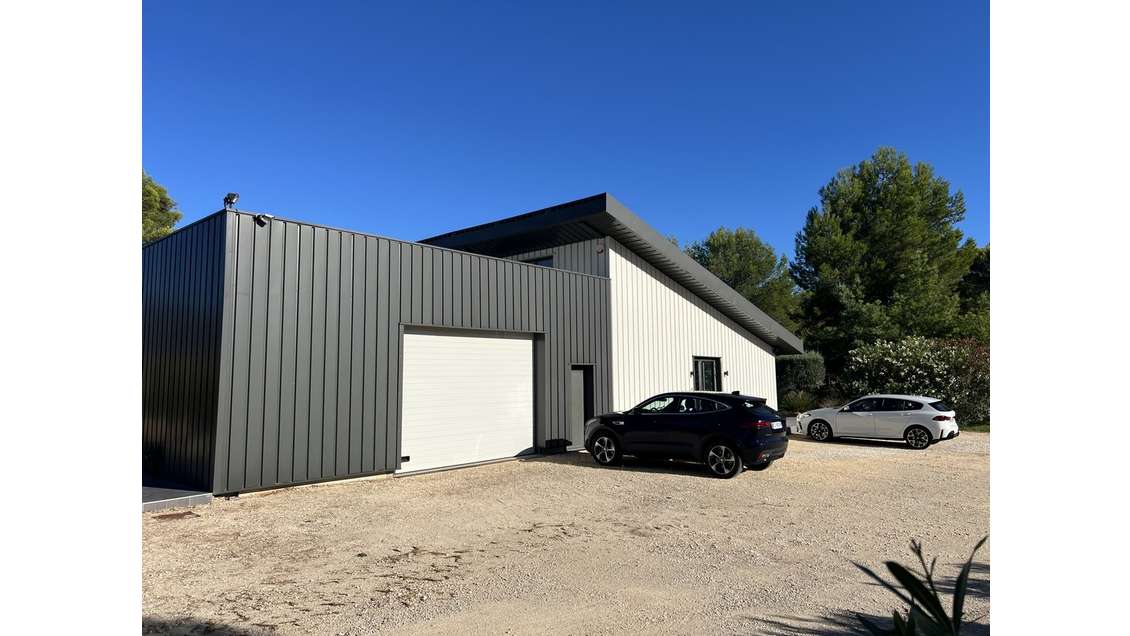 Local mixte 400m² sur 5000m² de terrain à Signes