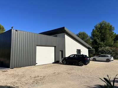 Local mixte 400m² sur 5000m² de terrain à Signes
