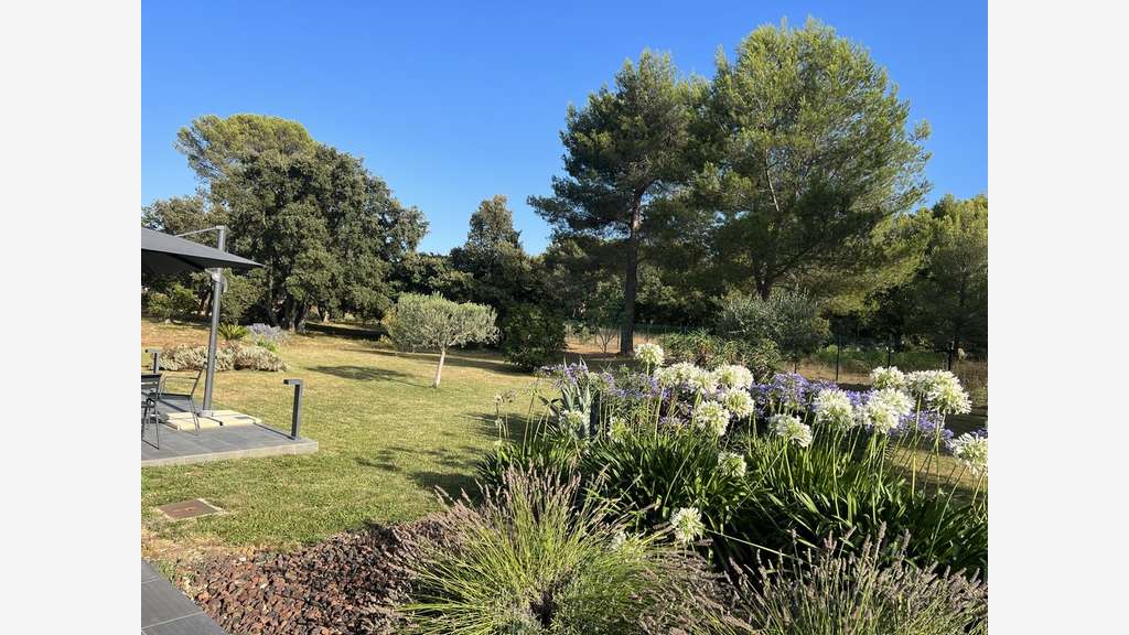 Local mixte 400m² sur 5000m² de terrain à Signes