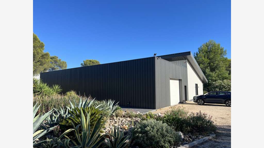 Local mixte 400m² sur 5000m² de terrain à Signes