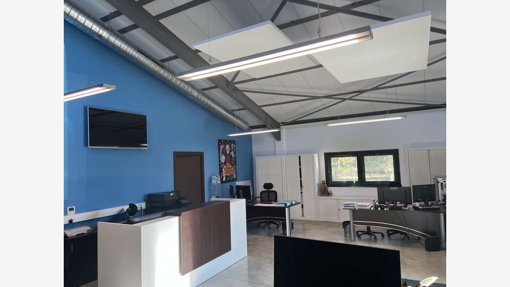 Local mixte 400m² sur 5000m² de terrain à Signes