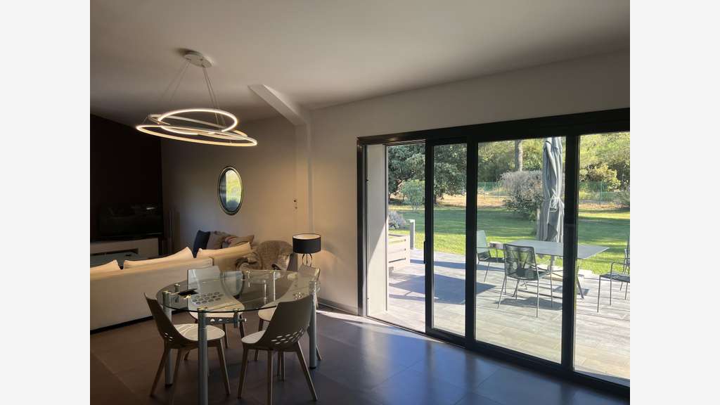 Local mixte 400m² sur 5000m² de terrain à Signes
