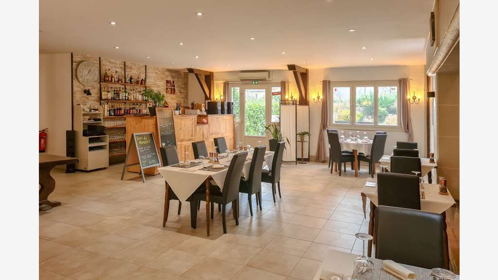 Ensemble immobilier avec restaurant et habitations