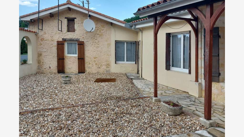 Ensemble immobilier avec restaurant et habitations