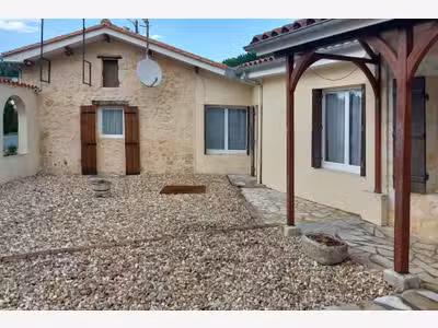 Ensemble immobilier avec restaurant et habitations