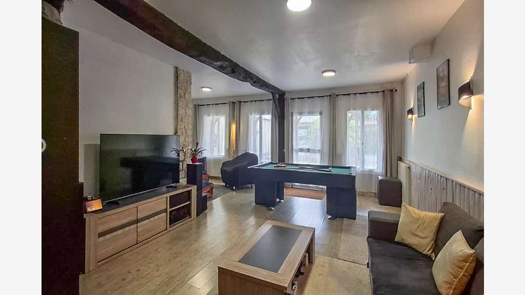Ensemble immobilier avec restaurant et habitations