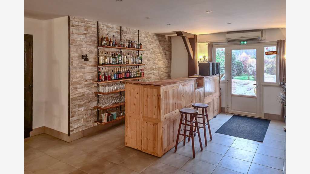 Ensemble immobilier avec restaurant et habitations