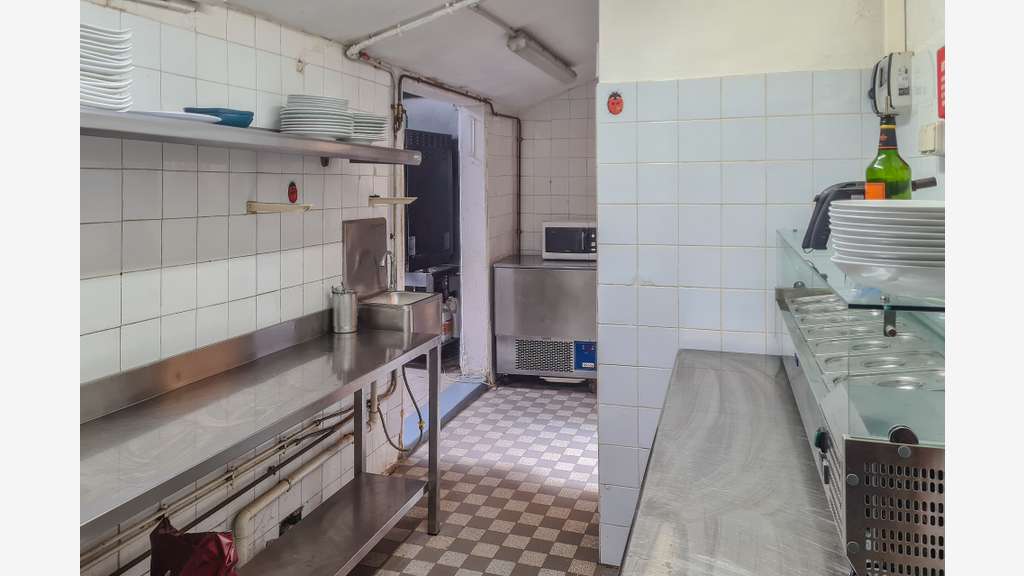 Ensemble immobilier avec restaurant et habitations