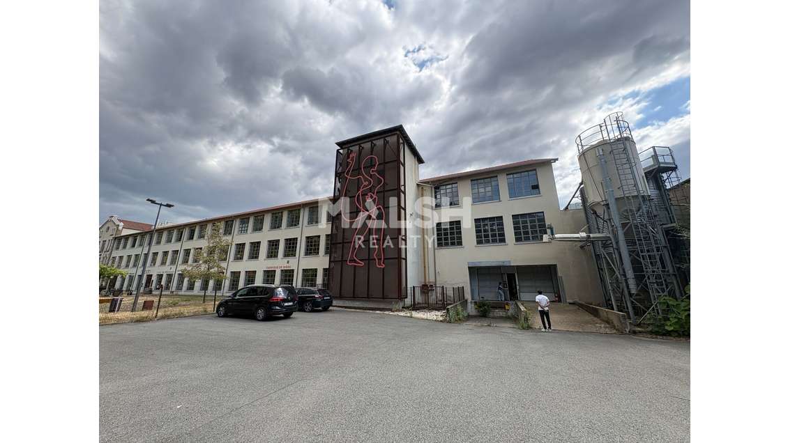 A VENDRE - Bâtiment d'activités de 2 176 m² avec c