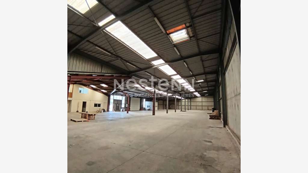 A vendre local d'activité 1600m² Theix RN165