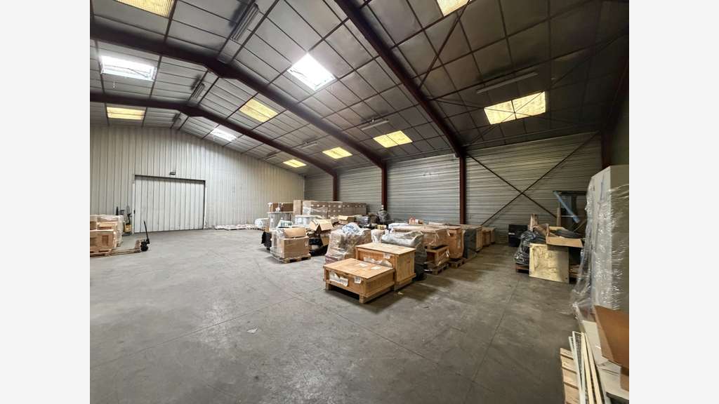 AV entrepôt avec parcelle constructible à Thiron