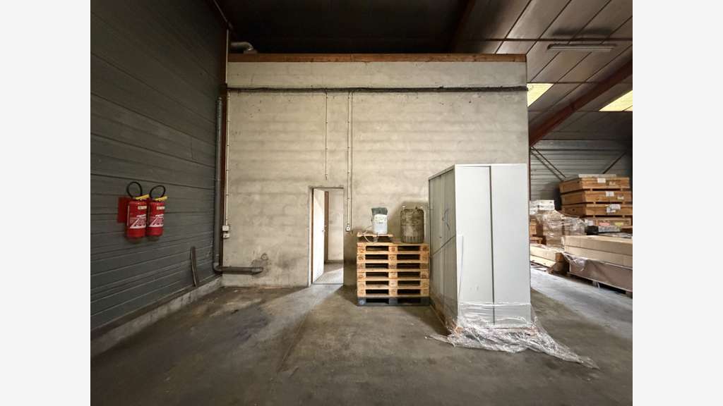 AV entrepôt avec parcelle constructible à Thiron