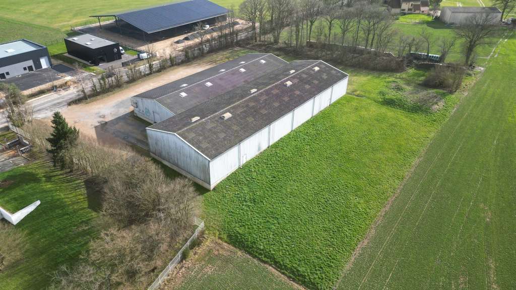 AV entrepôt avec parcelle constructible à Thiron