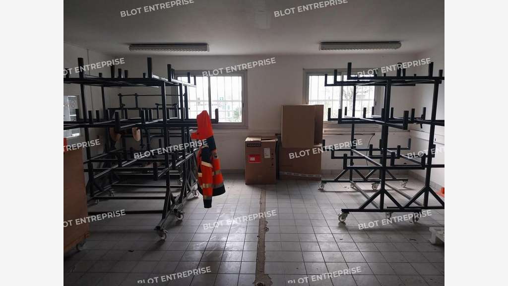 A vendre locaux 730m² ZA La Baudinière / D723