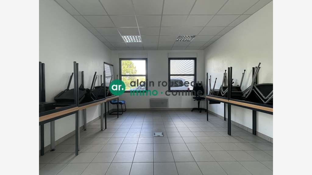 AV bâtiment industriel 2421m² Trélazé zone indus