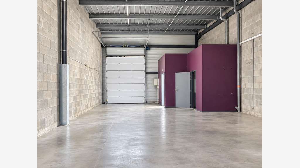 LOCAL D'ACTIVITÉ AVEC BUREAU – TRESSES (33370)