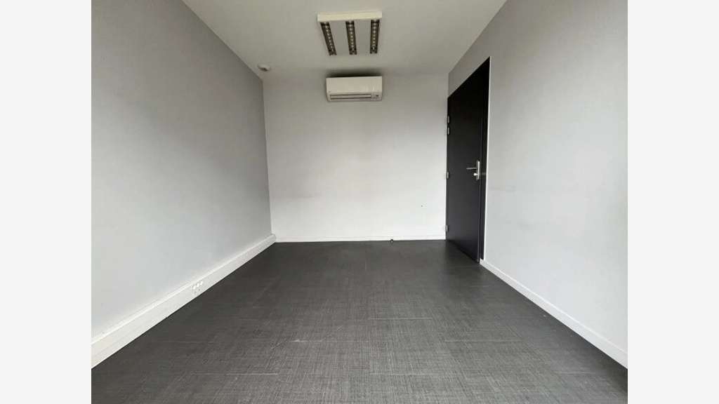 LOCAL D'ACTIVITÉ AVEC BUREAU – TRESSES (33370)