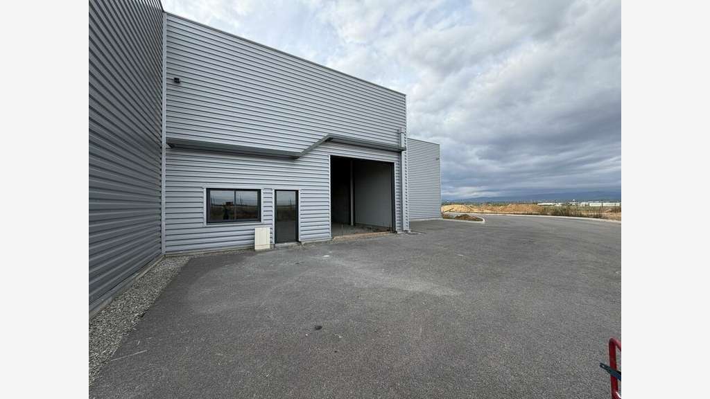 Local d'activité neuf 203m² à vendre à Valence