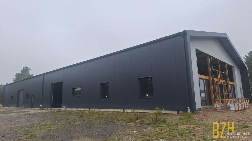 À vendre bâtiment 950m² sur 4800m² Vannes RN166