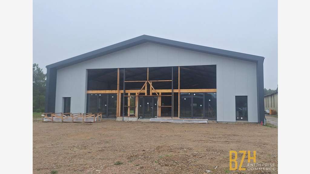 À vendre bâtiment 950m² sur 4800m² Vannes RN166