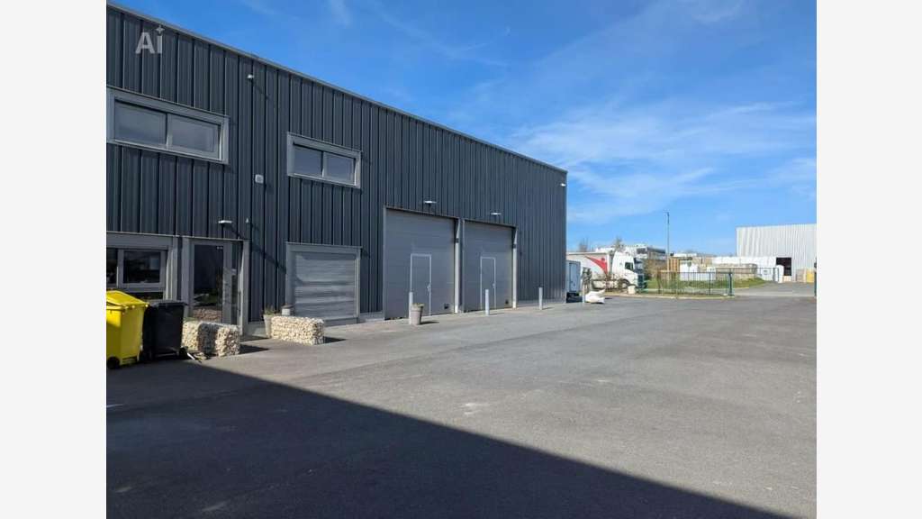 AV entrepôt 650m² + bureaux 80m² Verneuil