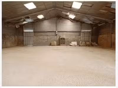 À Vendre – Local d'Activités de 990 m² à Vers-