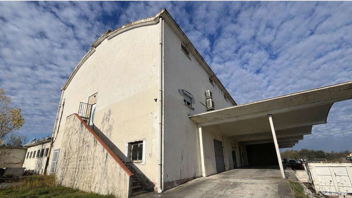 Vente local d'activités 726m² en ZI à Villaudric 