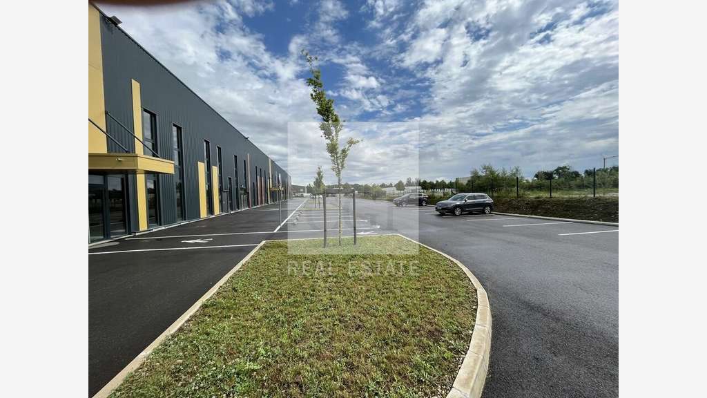 Local d'activité 2227m² à vendre à Villefontaine