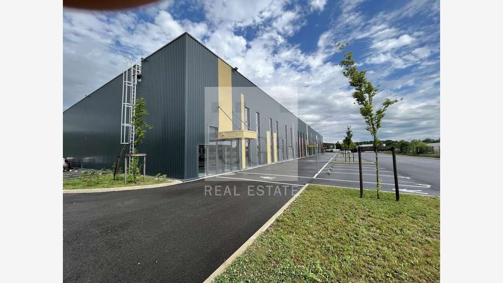 Local d'activité 2227m² à vendre à Villefontaine