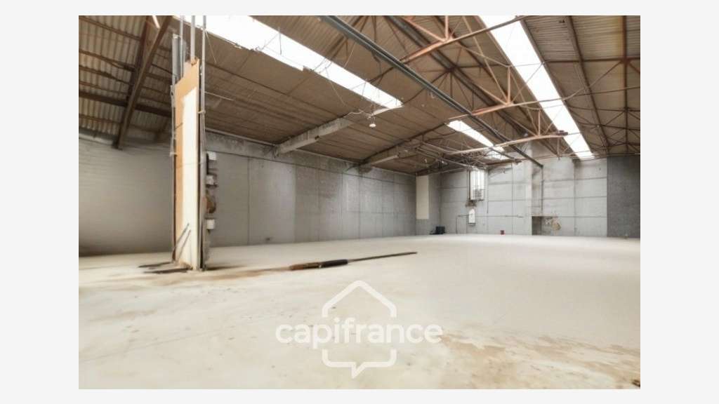Entrepôt logistique 2200m² à vendre en ZI à Yzeure