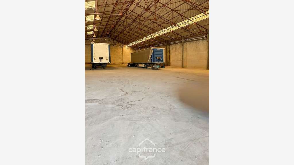 Entrepôt logistique 2200m² à vendre en ZI à Yzeure
