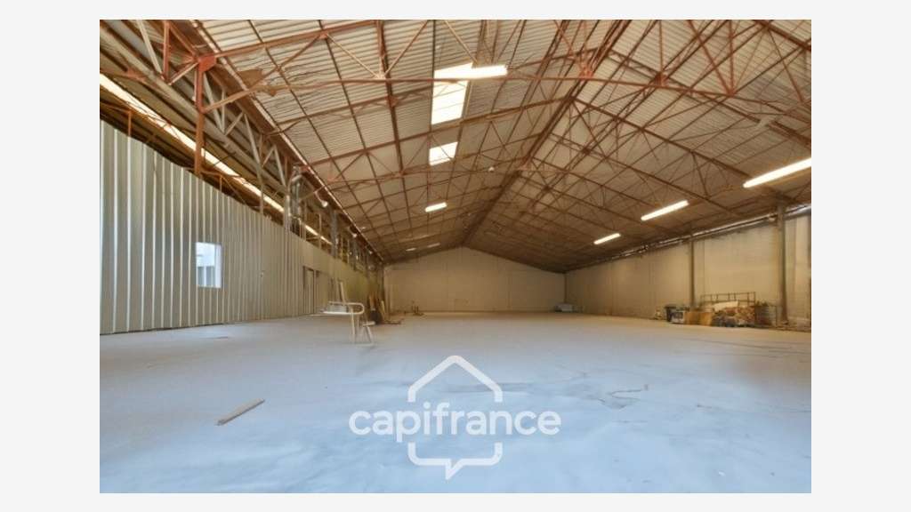 Entrepôt logistique 2200m² à vendre en ZI à Yzeure