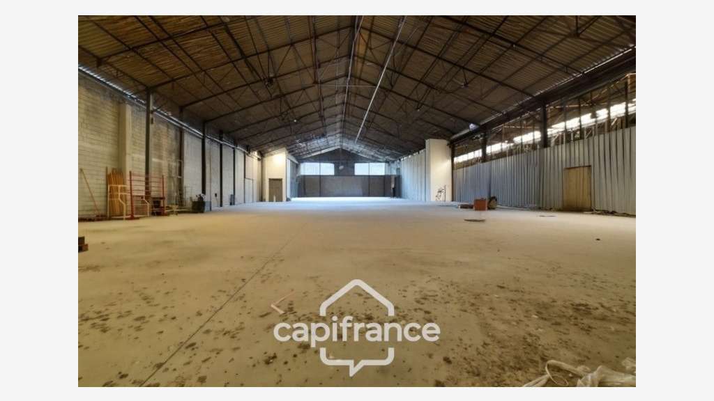 Entrepôt logistique 2200m² à vendre en ZI à Yzeure