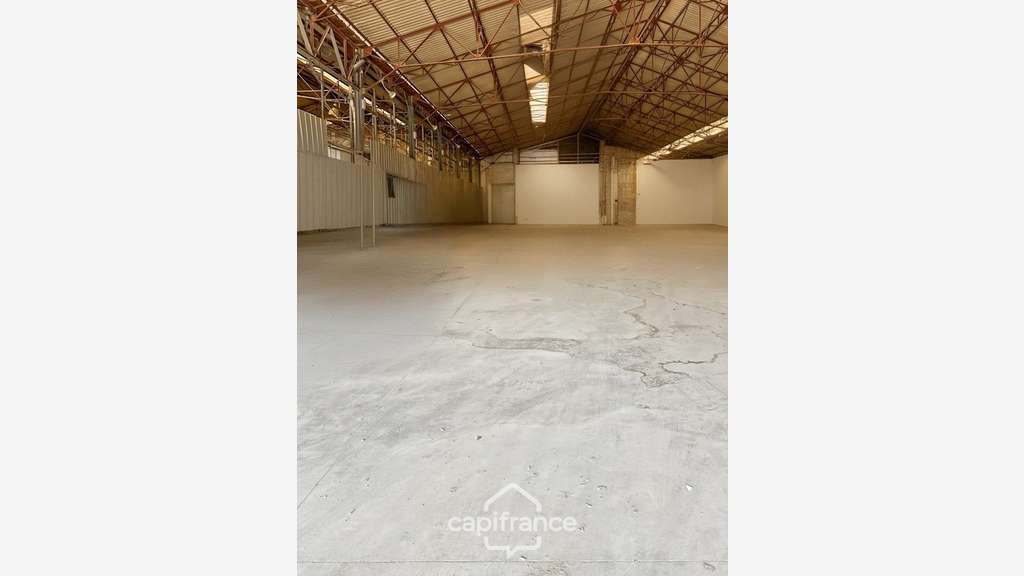 Entrepôt logistique 2200m² à vendre en ZI à Yzeure
