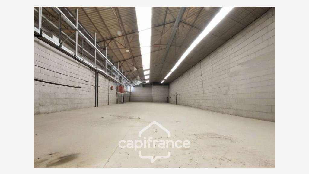 Entrepôt logistique 2200m² à vendre en ZI à Yzeure