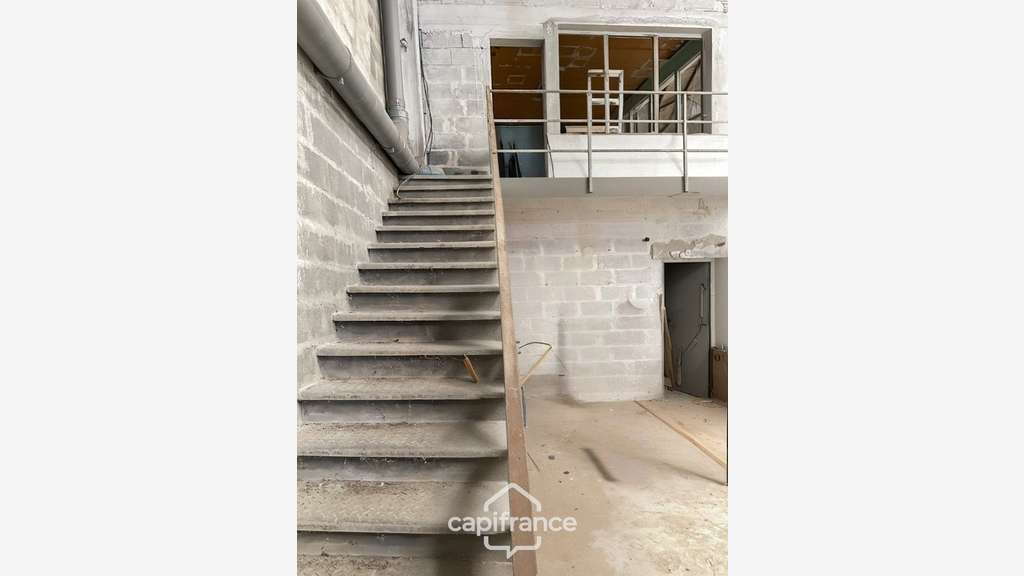 Entrepôt logistique 2200m² à vendre en ZI à Yzeure