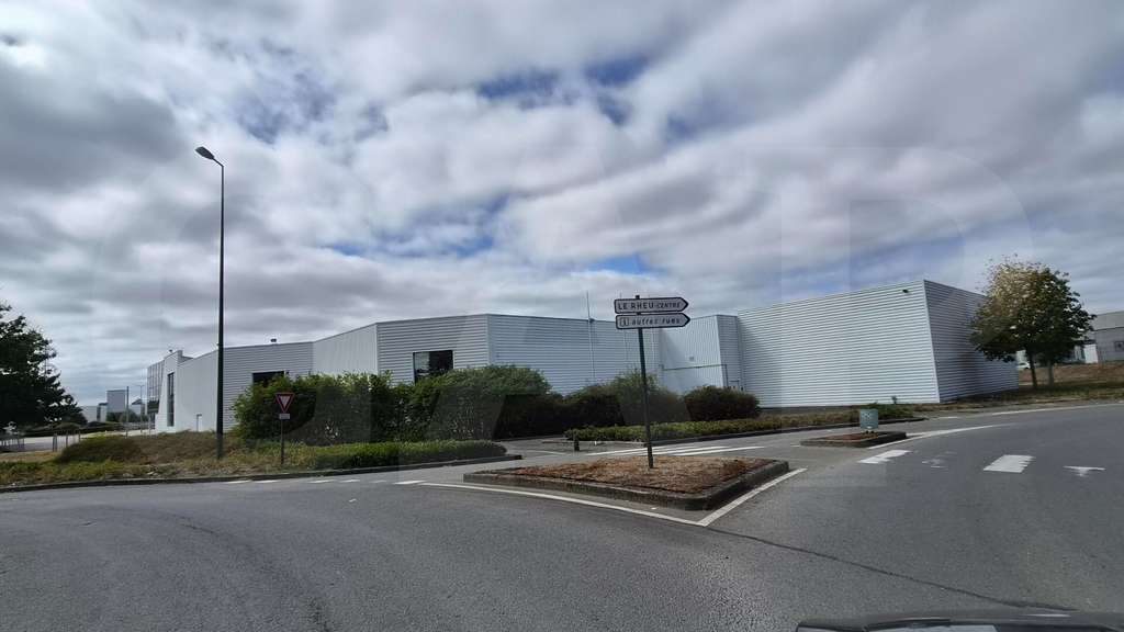 A vendre local 900m² visibilité premium au Rheu