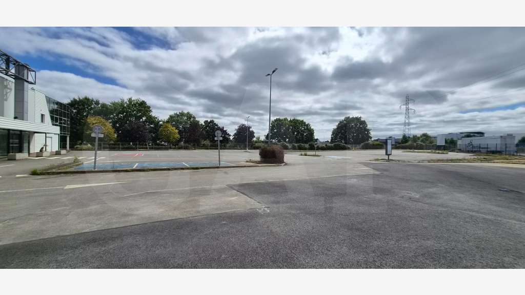 A vendre local 900m² visibilité premium au Rheu