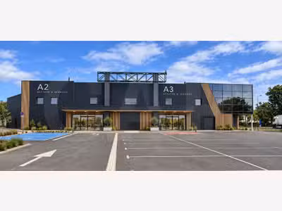 A vendre local 900m² visibilité premium au Rheu