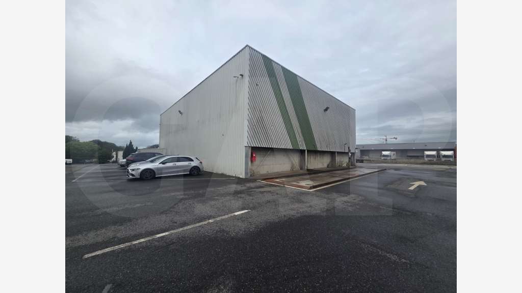AV local d’activité 580m² sur 9350m² à Plérin