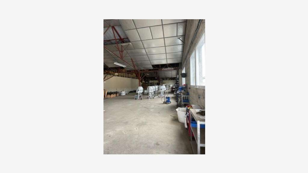 Vente local 1200m² avec bail en cours Valdivienne