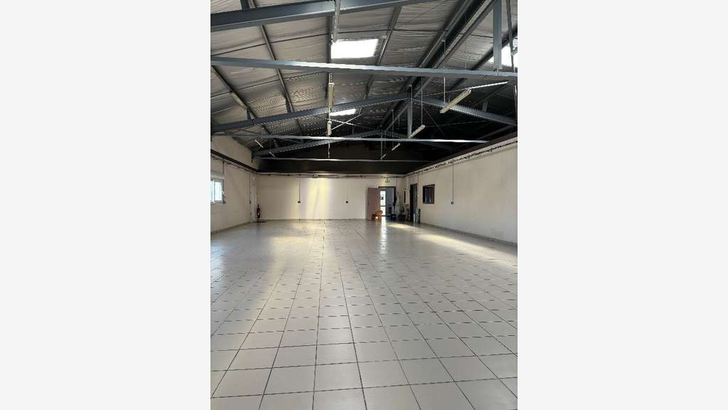 Bâtiment d'activité avec bureaux à Châteauneuf 