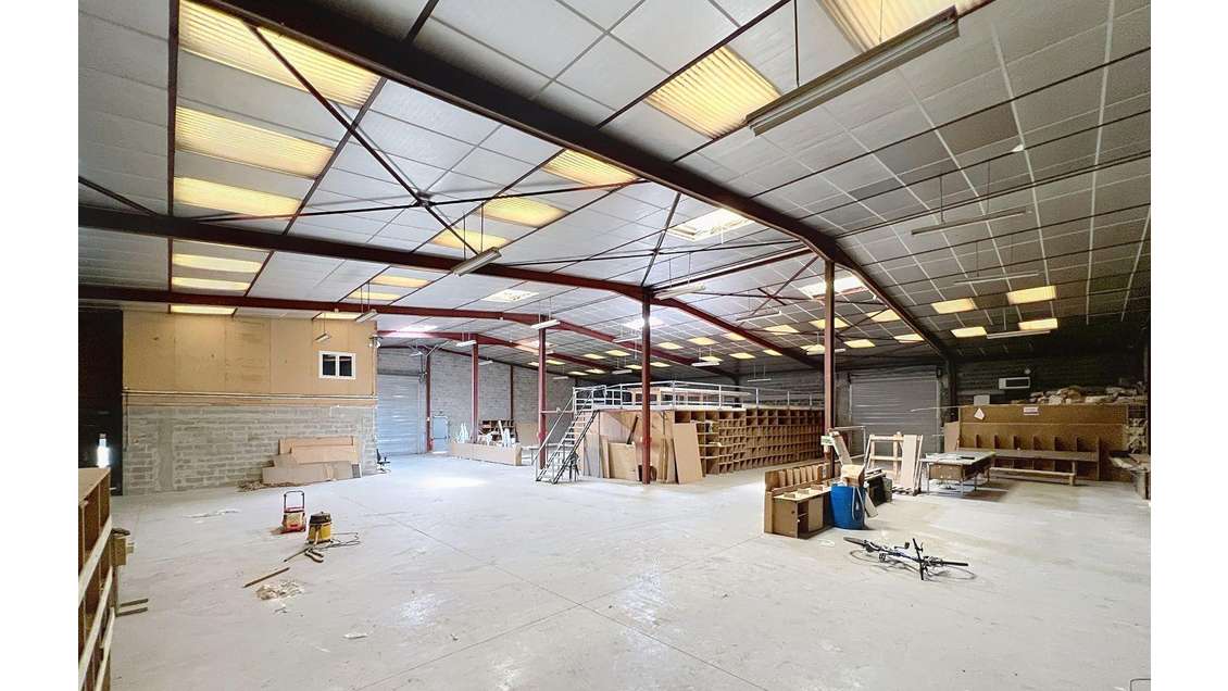 Vente local d'activités 1345m² à Brie-Comte-Robert