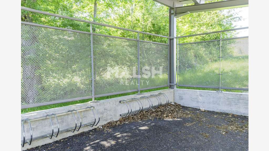 Vente local 287m² à Lissieu Parc du Bois-Dieu