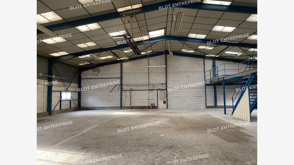 A vendre local d'activités 700m² ZI de Saint Malo